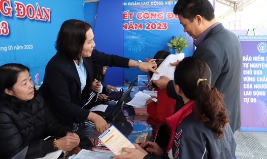 Tuyên truyền chính sách cho người lao động trong Tết Sum vầy năm 2023. Ảnh: LĐLĐ tỉnh Lào Cai.