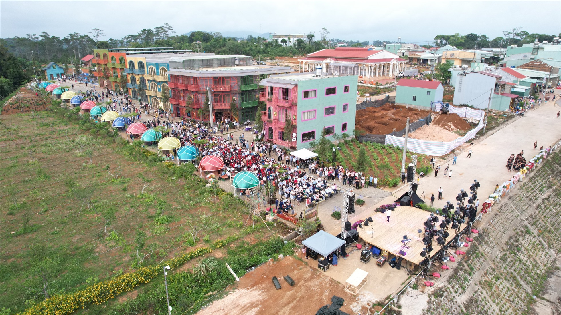 Đông đảo du khách đến Măng Đen. Ảnh Thanh Tuấn