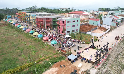 Đông đảo du khách đến Măng Đen. Ảnh Thanh Tuấn