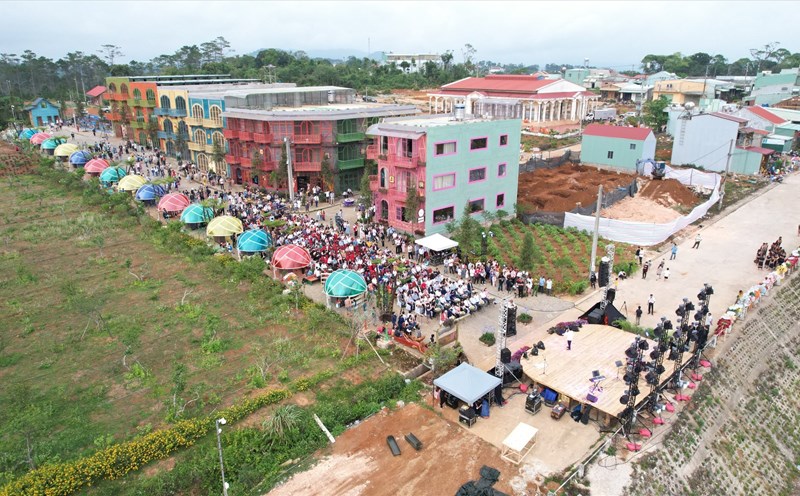 Đông đảo du khách đến Măng Đen. Ảnh Thanh Tuấn