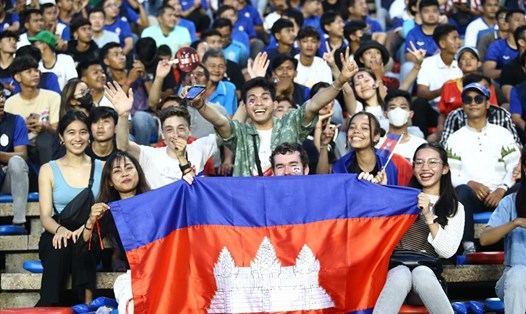 Cổ động viên Campuchia trong trận mở màn môn bóng đá nam SEa Games 32 của đội nhà. Ảnh: Thanh Vũ