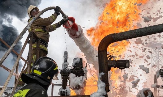 Dập lửa ở kho dầu Nga tại Sevastopol, Crimea. Ảnh: Telegram Thống đốc Sevastopol