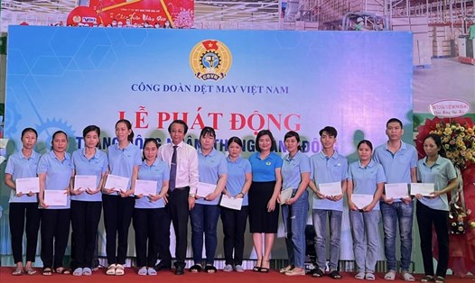 Bà Phạm Thị Minh Tâm (thứ 6 từ phải sang) trao quà cho người lao động tại Lễ phát động Tháng Công nhân năm 2023. Ảnh: CĐ DMVN