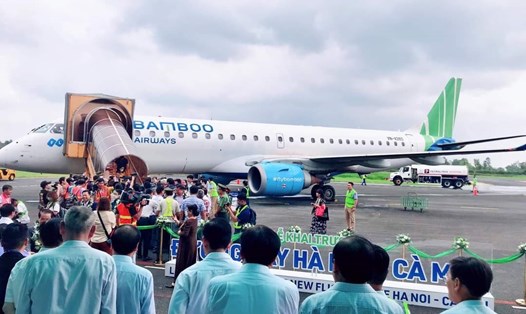 Cảng hàng không Cà Mau đón những vị khách đầu tiên đến từ Hà Nội. Ảnh: Nhật Hồ