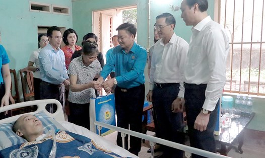 Ông Hà Đức Quảng - Chủ tịch Liên đoàn Lao động tỉnh tặng quà gia đình đoàn viên Lê Hồng Đức. Ảnh: Hoàng Tuấn