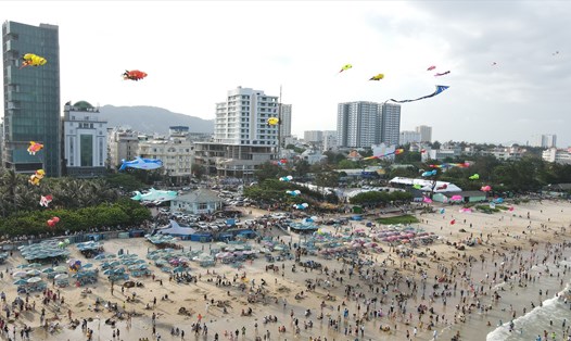 Biển Vũng Tàu đông kín khách vào chiều 30.4. Ảnh: Nguyễn Hồ