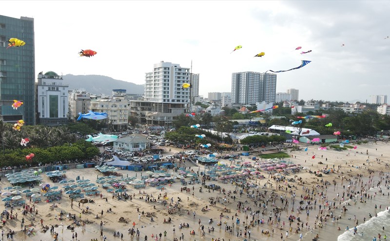 Biển Vũng Tàu đông kín khách vào chiều 30.4. Ảnh: Nguyễn Hồ