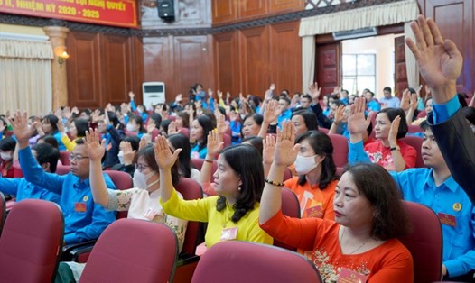 Đại biểu nhất trí biểu quyết thông qua Nghị quyết của Đại hội Công đoàn quận Nam Từ Liêm Khóa II nhiệm kỳ 2023 – 2028. Ảnh: Mai Quý