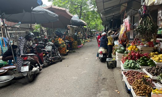 Cần xử lý nghiêm chợ chiếm vỉa hè, lòng đường tại khu vực chợ Nghĩa Tân. Ảnh: Minh Hạnh