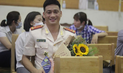 Thượng úy, bác sĩ Nguyễn Văn Hoàng vinh dự nhận danh hiệu chiến sĩ thi đua cơ sở 2022. Ảnh: Lương Hạnh.
