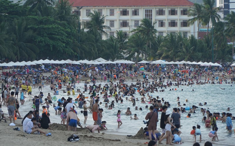 Du khách chen nhau du lịch ở Nha Trang. Ảnh: Hữu Long