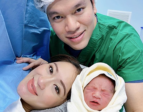 Bà Paetongtarn Shinawatra cùng chồng và con trai mới sinh. Ảnh: Facebook/Ing Shinawatra