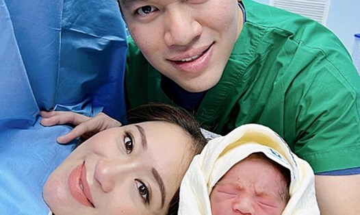 Bà Paetongtarn Shinawatra cùng chồng và con trai mới sinh. Ảnh: Facebook/Ing Shinawatra