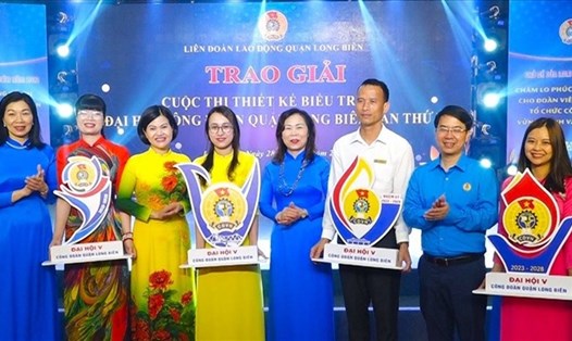 Liên đoàn Lao động trao giải 5 cá nhân vòng chung kết Cuộc thi thiết kế biểu trưng Đại hội V Công đoàn quận Long Biên. Ảnh: CĐCS