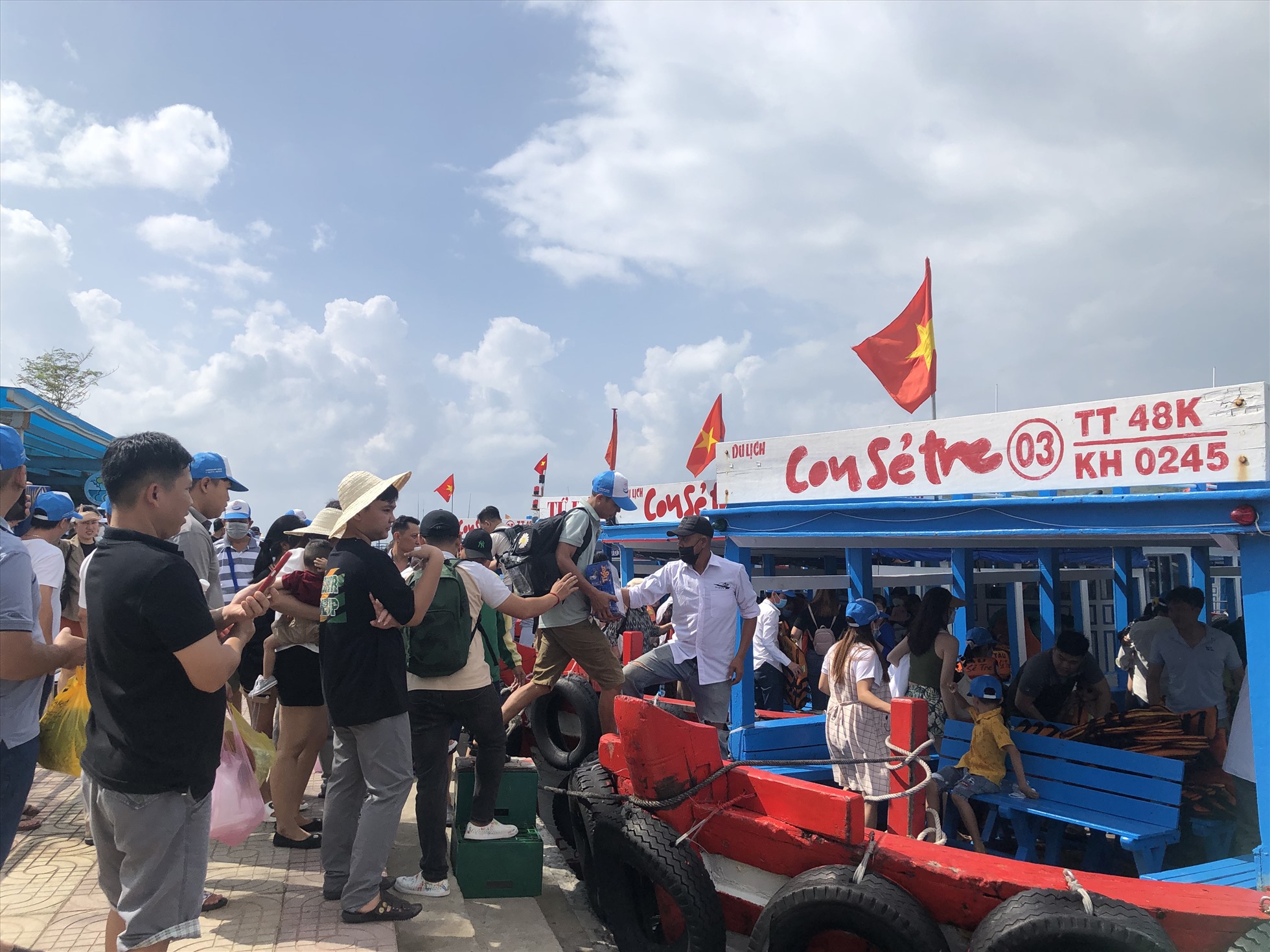 Du khách đến Khánh Hoà tăng cao ngay trong những ngày nghỉ lễ. Ảnh: Phương Linh