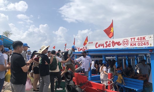 Du khách đến Khánh Hoà tăng cao ngay trong những ngày nghỉ lễ. Ảnh: Phương Linh