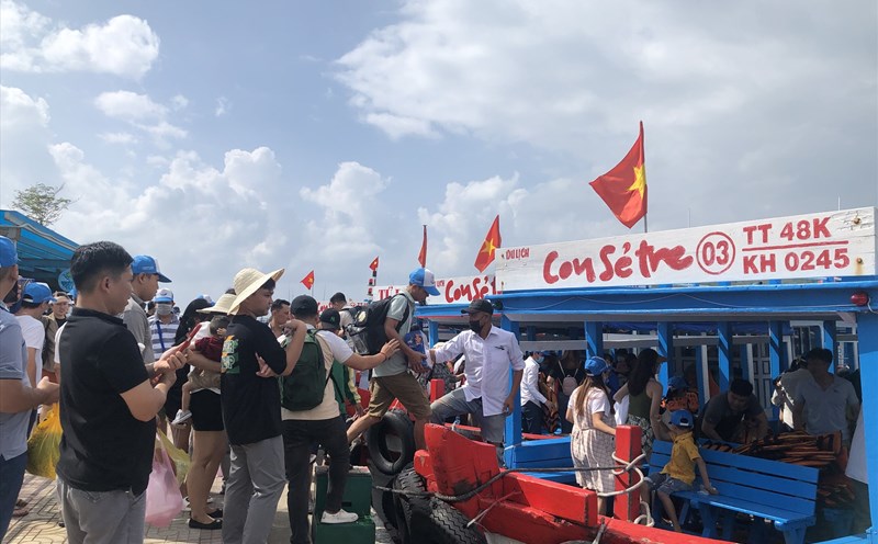 Du khách đến Khánh Hoà tăng cao ngay trong những ngày nghỉ lễ. Ảnh: Phương Linh