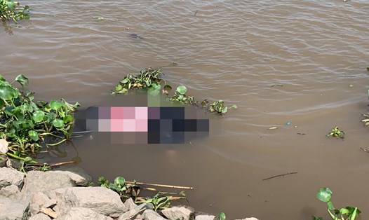 Thi thể nam thanh niên trôi dạt trên sông Đáy được người dân phát hiện vào trưa ngày 1.5 tại địa bàn xã Khánh Phú, huyện Yên Khánh, Ninh Bình. Ảnh: Diệu Anh