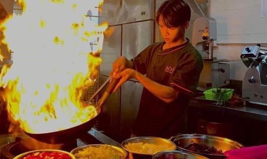 Bếp của Nhà hàng bò 888 (169 Phùng Hưng, Hoàn Kiếm, Hà Nội) vẫn đỏ lửa trong ngày 1.5. Ảnh: Hà Anh