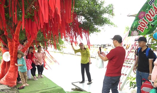 Khách tham quan chụp ảnh tại làng hoa Sa Đéc. Ảnh: Thanh Thanh