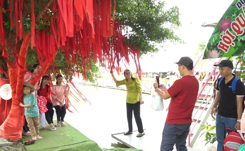 Khách tham quan chụp ảnh tại làng hoa Sa Đéc. Ảnh: Thanh Thanh