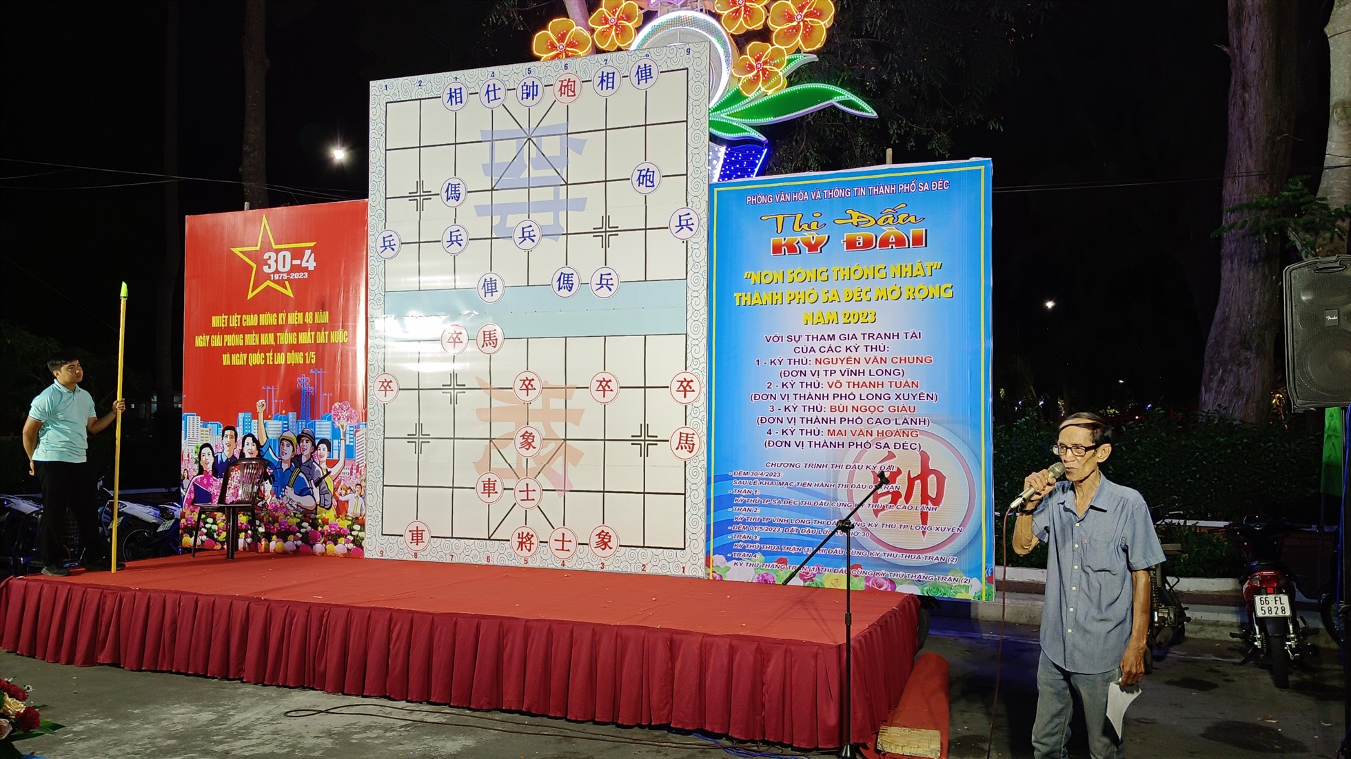 Kỳ thủ Hoàng Đình Hồng phân tích và bình luận từng nước cờ ở bàn cờ lớn phục vụ khán giả. Ảnh: Thanh Thanh