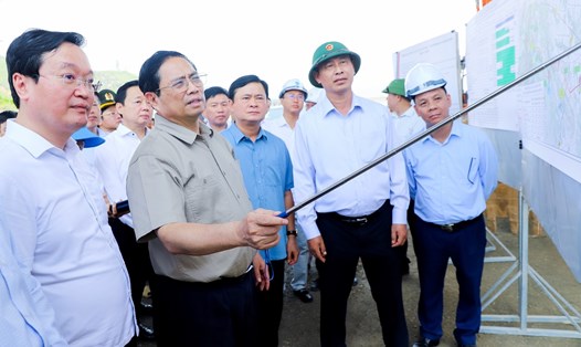Thủ tướng Chính phủ kiểm tra tiến độ thi công dự án cao tốc Bắc – Nam qua Nghệ An. Ảnh: Phạm Bằng