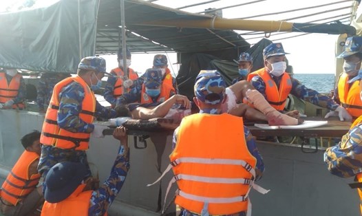 Vận chuyển ngư dân đưa sang đảo Phan Vinh để điều trị. Ảnh: Hải đoàn 129