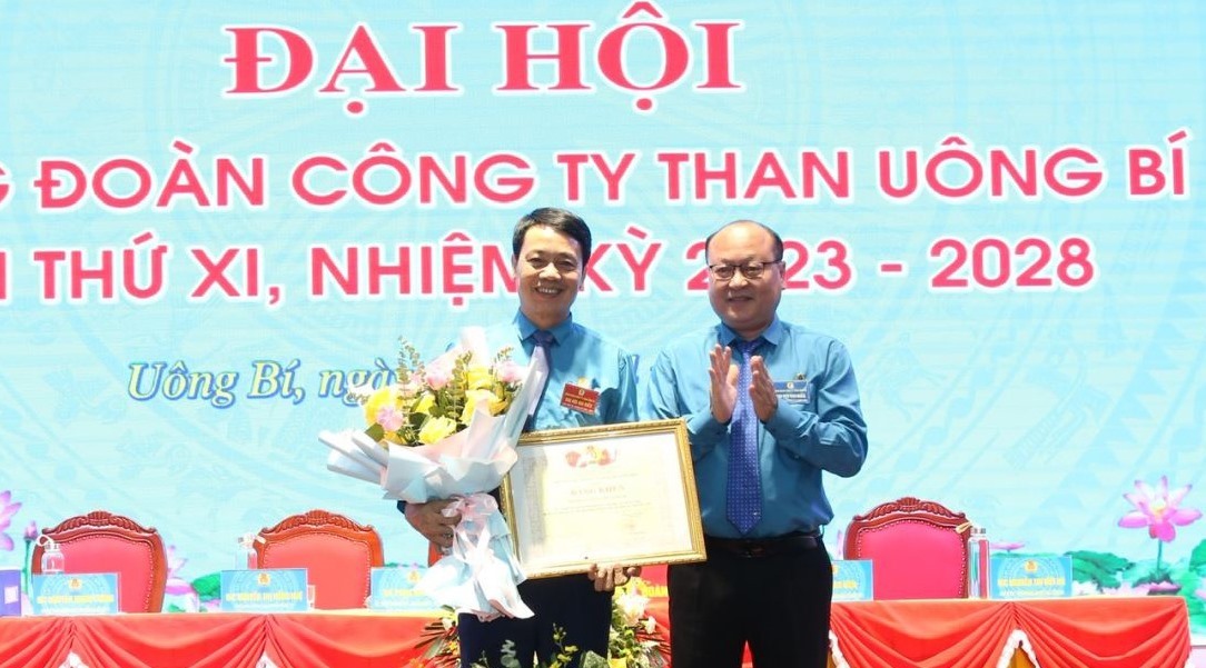 Công đoàn Công ty Than Uông Bí nhận bằng khen tại đại hội. Ảnh: CĐ TKV