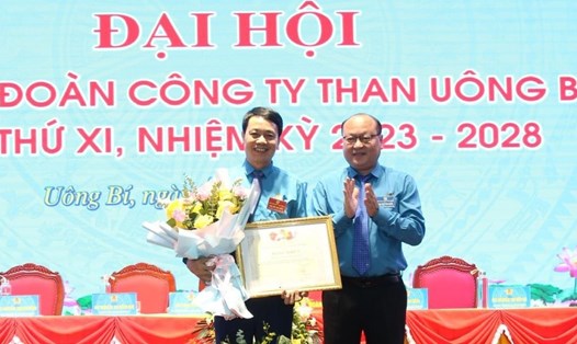 Công đoàn Công ty Than Uông Bí nhận bằng khen tại đại hội. Ảnh: CĐ TKV