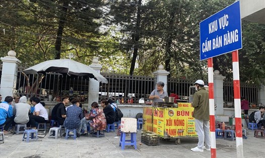 Vỉa hè trước cổng Trường Đại học Giao thông Vận tải (Hà Nội) vẫn đang bị các quán ăn chiếm dụng tràn lan. Ảnh: Trần Vương