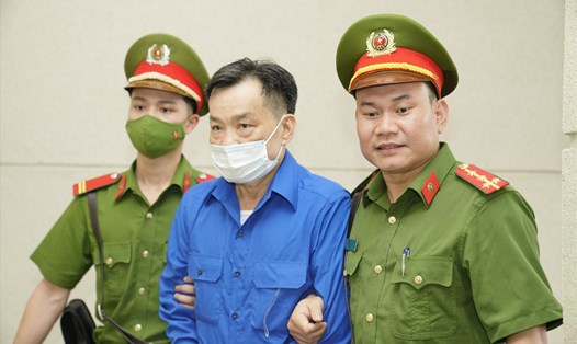 Cựu Chủ tịch UBND tỉnh Bình Thuận Nguyễn Ngọc Hai bị dẫn giải vào phòng xét xử. Ảnh: Việt Dũng