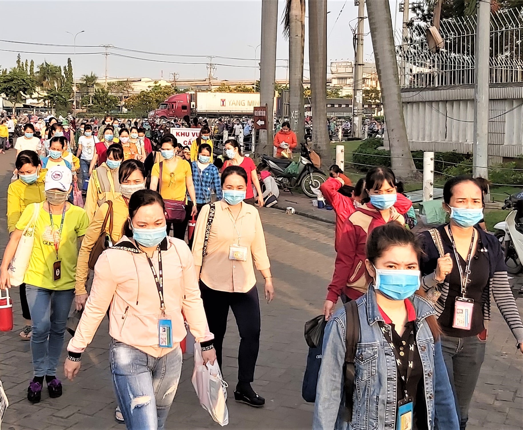 Dự kiến hơn 5.700 công nhân Công ty PouYuen sẽ không được tái kí HĐLĐ trong tháng 6 và 7 do công ty khó khăn về đơn hàng. Ảnh: Nam Dương