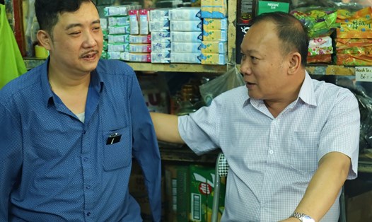 Thăm công nhân Nguyễn Xuân Toàn (bên trái) bị tai nạn lao động. Ảnh: TKV cung cấp