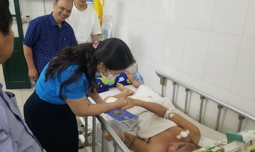 Chủ tịch Công đoàn ngành Giao thông Vận tải Hà Nội Tạ Thị Mỹ Thanh thăm, động viên đoàn viên đang điều trị trong bệnh viện. Ảnh: CĐ GTVTHN