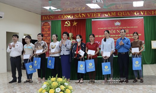 20 công nhân, người lao động được nhân quà hỗ trợ. Ảnh: Minh Nguyễn.