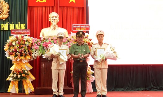 Thiếu tướng Vũ Xuân Viên trao Quyết định thành lập Đồn cho lãnh đạo Công an quận Hải Châu. Ảnh: Khánh Ngọc