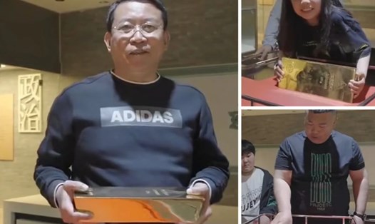 Cuộc thi nâng viên gạch vàng trị giá 1,5 triệu USD bằng một tay ở Trung Quốc. Ảnh chụp màn hình Baidu