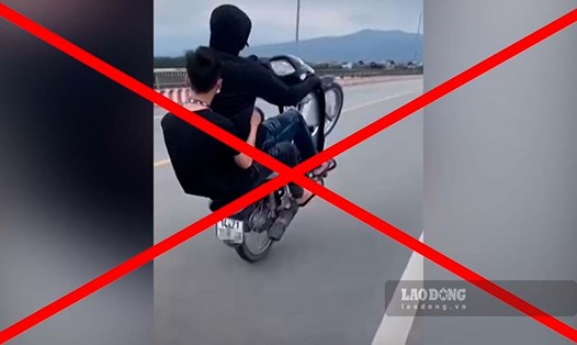 Ảnh chụp lại từ video ghi hình 2 nam thanh niên không đội mũ bảo hiểm điều khiển xe môtô bằng 1 bánh, bốc đầu trên cầu Đá Vách. Ảnh: Đoàn Hưng