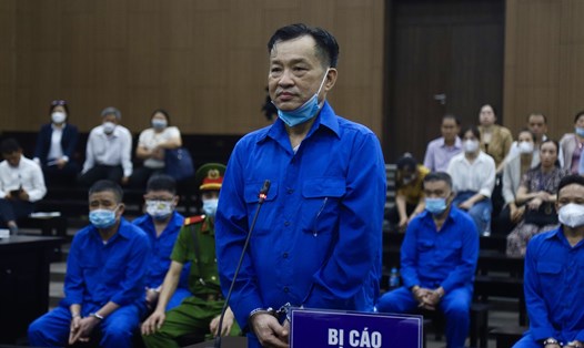 Cựu Chủ tịch UBND tỉnh Bình Thuận Nguyễn Ngọc Hai trả lời thẩm vấn. Ảnh: Việt Dũng