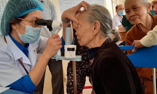 Bác sĩ Bùi Thị Vân Anh khám bệnh cho bệnh nhân. Ảnh: NVCC