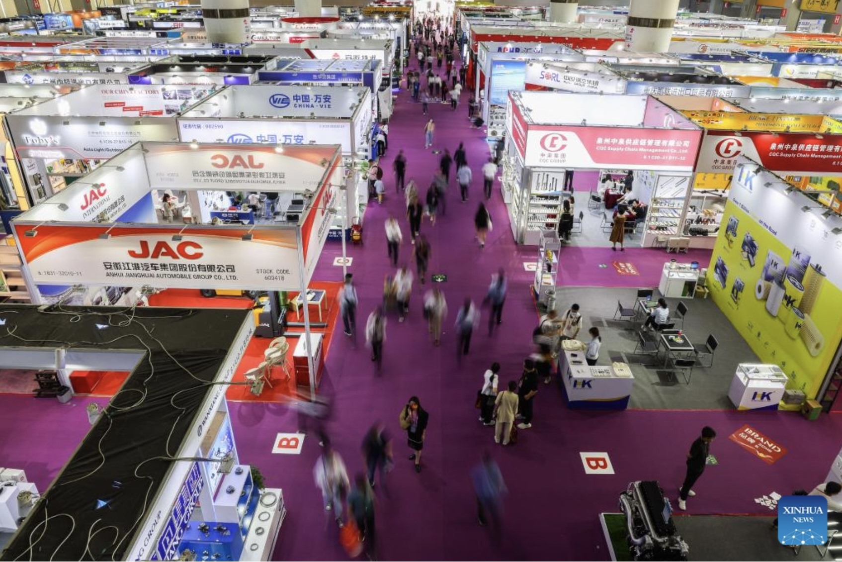 Nhiều gian hàng tại Canton Fair quảng bá việc có nhà máy tại Việt Nam để thu hút khách hàng. Ảnh: Xinhua