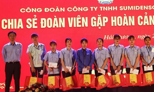 Công đoàn Công ty TNHH Sumidenso Việt Nam trao quà cho đoàn viên, người lao động có hoàn cảnh khó khăn nhân Tháng Công nhân năm 2023. Ảnh: CĐHD