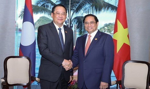 Thủ tướng Phạm Minh Chính gặp Thủ tướng Lào Sonexay Siphandone. Ảnh: VGP