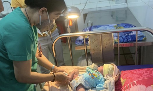 UBND xã Bắc Sơn, huyện Trảng Bom đang chăm sóc bé trai sơ sinh bị bỏ rơi ở nhà vệ sinh tại xưởng gỗ. Ảnh: Hà Anh Chiến