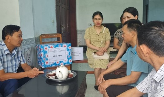 Ban chỉ đạo Tháng hành động về ATVSLĐ tỉnh Ninh Bình thăm hỏi, tặng quà cho các gia đình có người thân bị tai nạn lao động. Ảnh: Diệu Anh