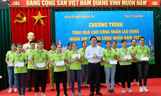 Đồng chí Nguyễn Văn Thể - Bí thư Đảng ủy Khối các cơ quan Trung ương trao quà cho công nhân lao động có hoàn cảnh khó khăn tại Thái Bình. Ảnh: Bá Dương