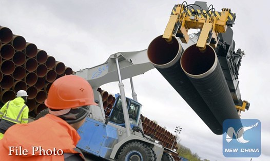 Ống thép cho đường ống Nord Stream 2 được đưa tới cảng Mukran ở Sassnitz, Đức, ngày 8.5.2017. Ảnh: Xinhua