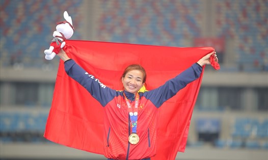 Nguyễn Thị Oanh đã vượt qua nhiều khó khăn để giành 3 huy chương vàng cho tuyển điền kinh Việt Nam tại SEA games 32. Ảnh: Thanh Vũ.
