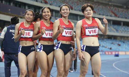 Lê Tú Chinh (thứ hai từ phải qua) đoạt huy chương bạc tiếp sức 4x100m nữ tại SEA Games 32. Cô mất gần 4 năm mới lại nếm trải cảm giác đoạt huy chương ở sân chơi khu vực. Ảnh: Hồng Linh
